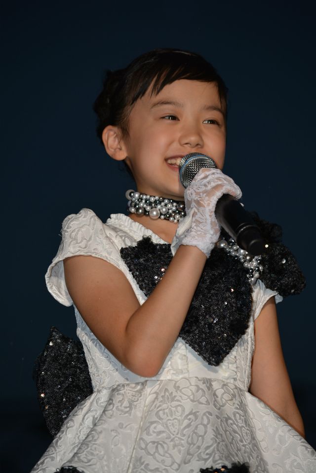 芦田愛菜、9歳にしてレッドカーペットで堂々のファンサービス！　画像ギャラリー（2枚目）