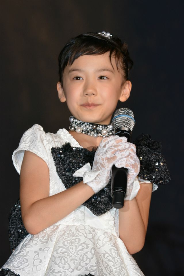 芦田愛菜、9歳にしてレッドカーペットで堂々のファンサービス！　画像ギャラリー（6枚目）