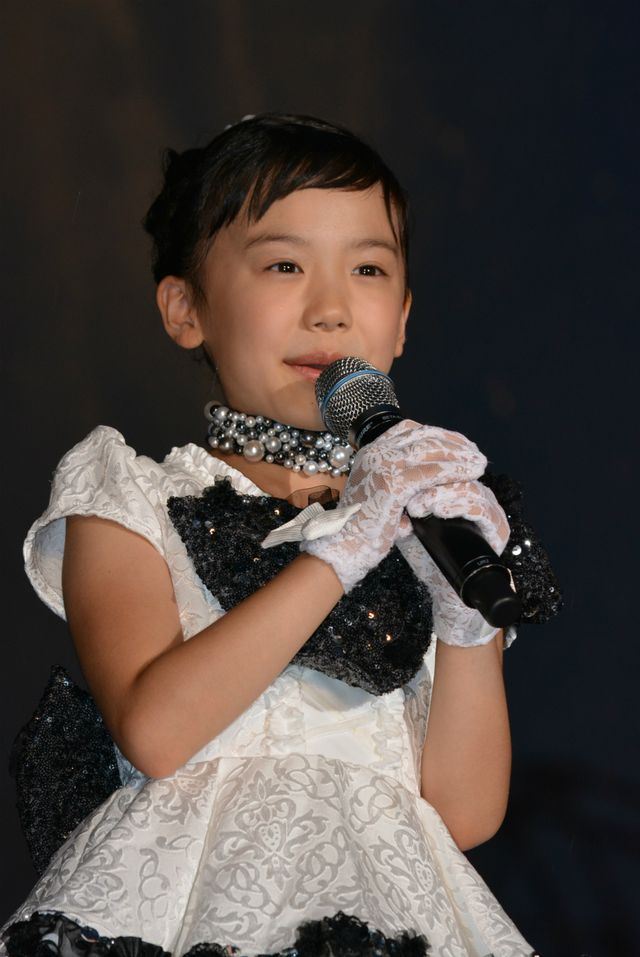 芦田愛菜、9歳にしてレッドカーペットで堂々のファンサービス！　画像ギャラリー（7枚目）