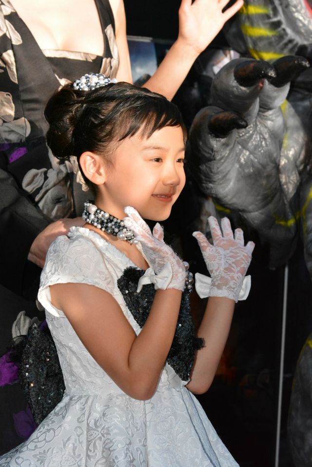 芦田愛菜、9歳にしてレッドカーペットで堂々のファンサービス！　画像ギャラリー（9枚目）