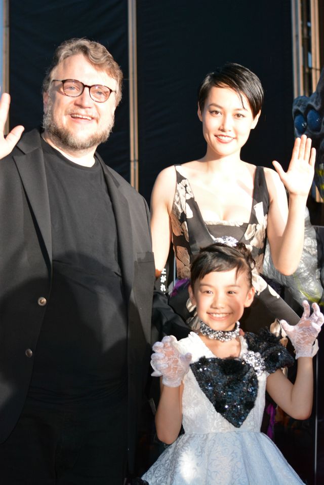 芦田愛菜、9歳にしてレッドカーペットで堂々のファンサービス！　画像ギャラリー（10枚目）