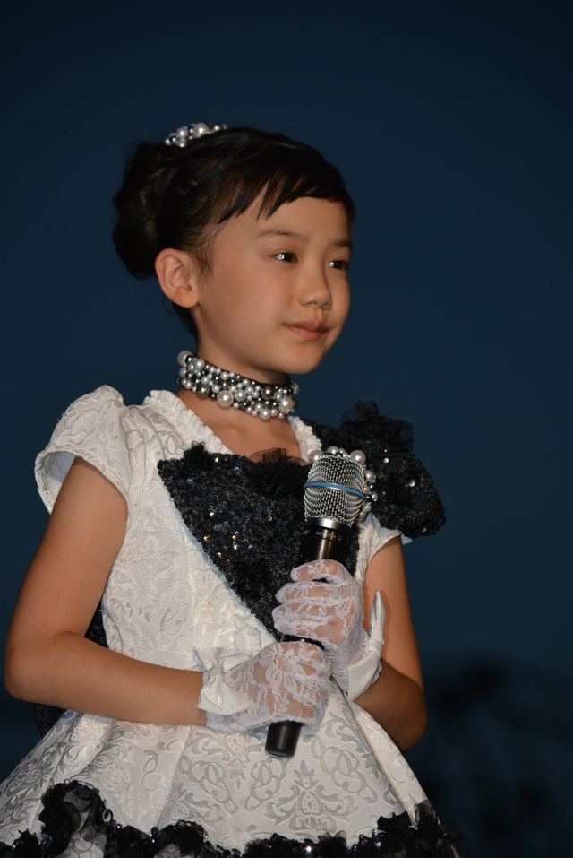 芦田愛菜、9歳にしてレッドカーペットで堂々のファンサービス！　画像ギャラリー（11枚目）