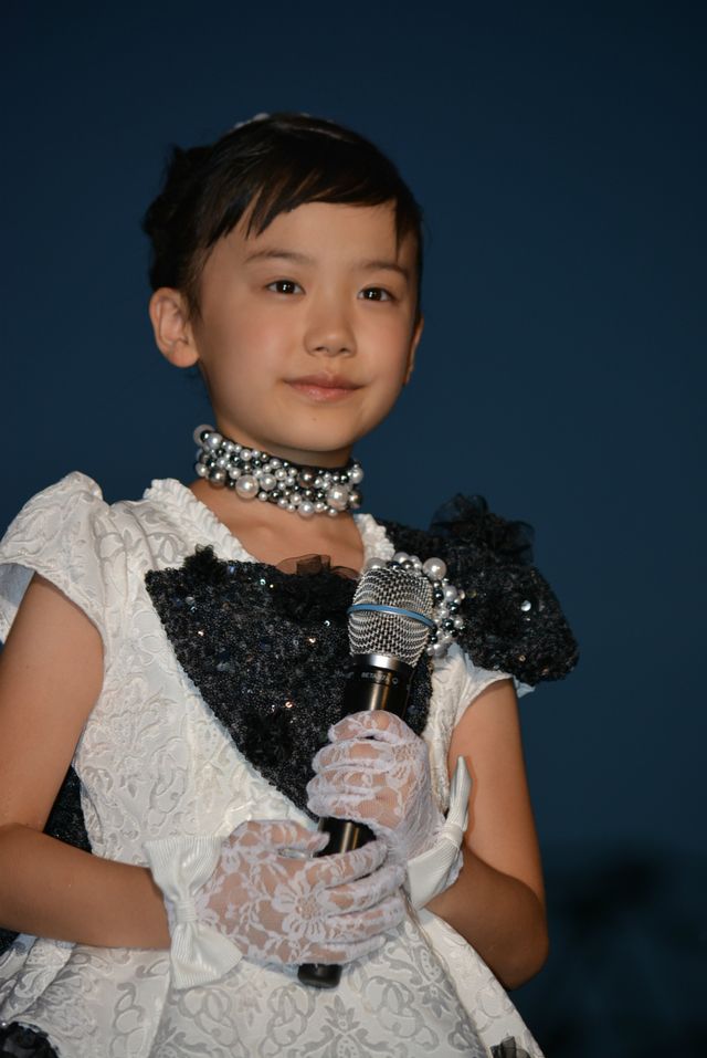 芦田愛菜、9歳にしてレッドカーペットで堂々のファンサービス！　画像ギャラリー（12枚目）