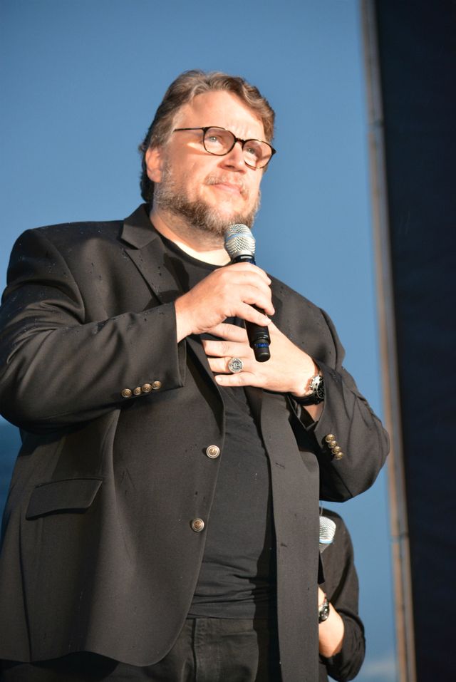 芦田愛菜、9歳にしてレッドカーペットで堂々のファンサービス！　画像ギャラリー（14枚目）