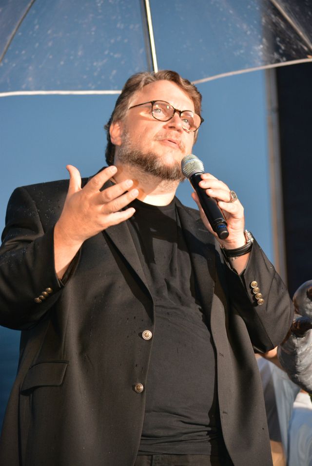 芦田愛菜、9歳にしてレッドカーペットで堂々のファンサービス！　画像ギャラリー（15枚目）