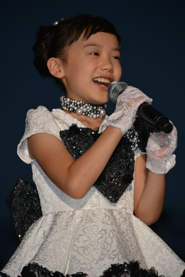 芦田愛菜、9歳にしてレッドカーペットで堂々のファンサービス！　画像ギャラリー（16枚目）