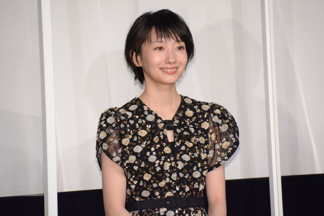 波瑠、松山ケンイチ、安田顕ら『ホテルローヤル』初日舞台あいさつに登場！（2枚目）