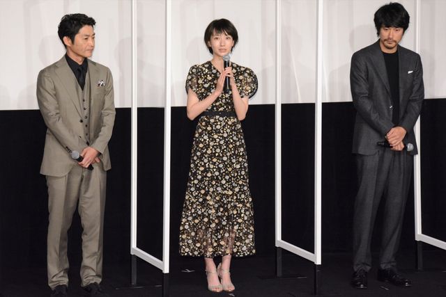 波瑠、松山ケンイチ、安田顕ら『ホテルローヤル』初日舞台あいさつに登場！（5枚目）