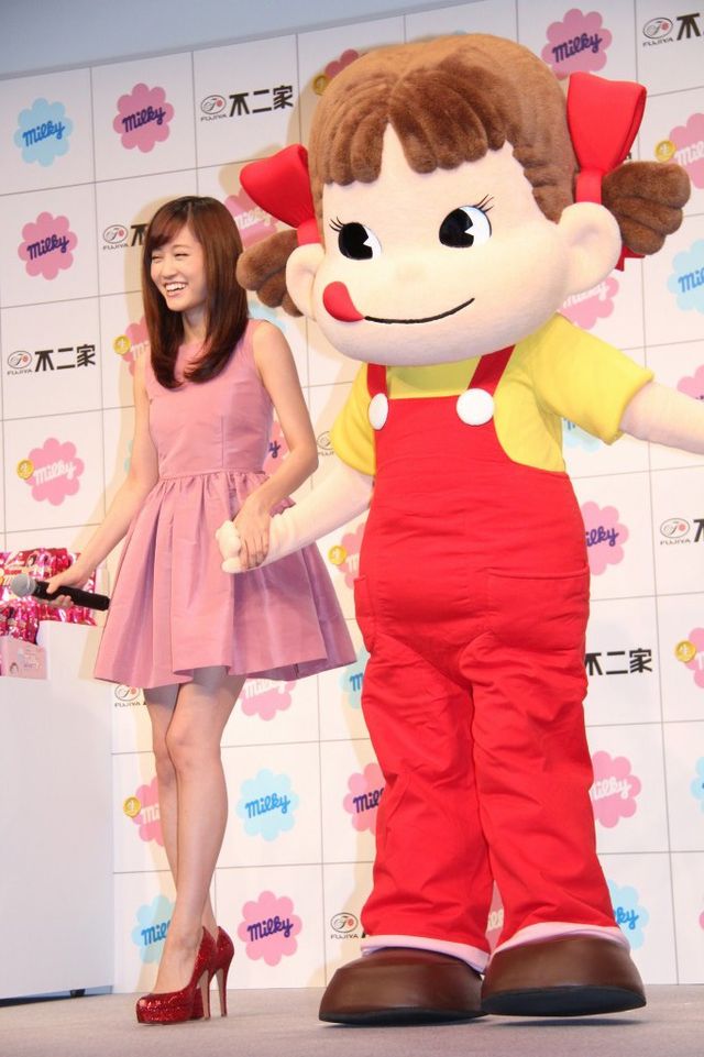 あっちゃんがペコちゃんと一緒で超笑顔!不二家プレス発表会フォトギャラリー:フォトギャラリー