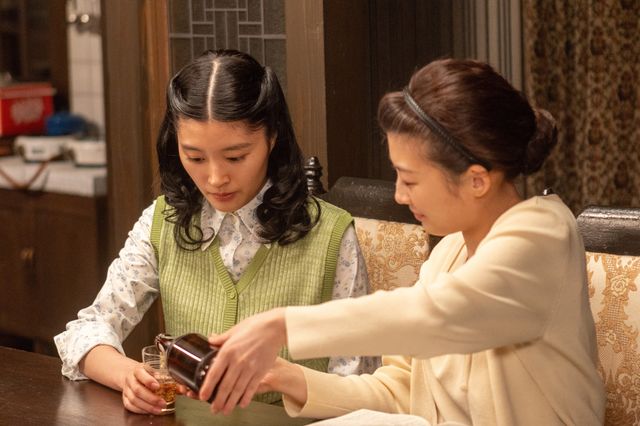 優未（川床明日香）にビールを注いで…「虎に翼」第24週「女三人あれば身代が潰れる？」第118回：フォトギャラリー