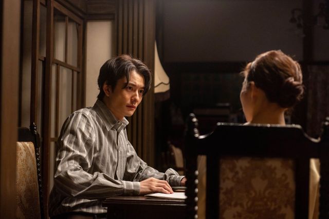 優未（川床明日香）にビールを注いで…「虎に翼」第24週「女三人あれば身代が潰れる？」第118回（3枚目）