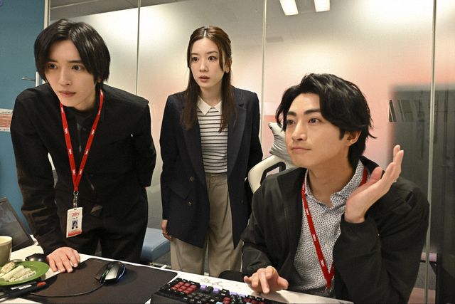 華（永野芽郁）と本橋（道枝駿佑）、編集スタッフの尾野（木村達成）