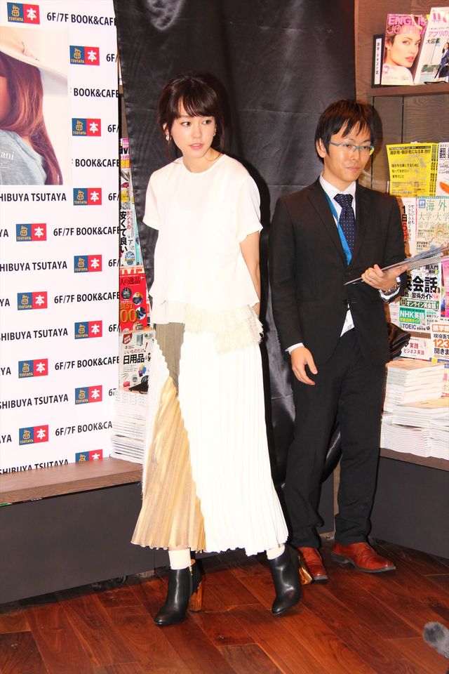 桐谷美玲、カレンダー撮影中に愛犬脱走のハプニングで大慌て　画像ギャラリー（5枚目）