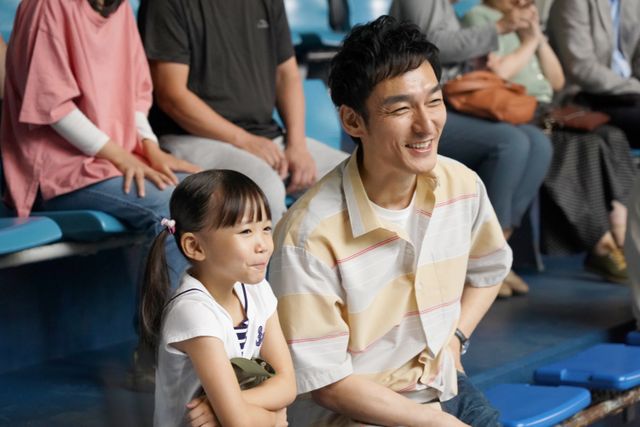 草なぎ剛、子役と笑顔！『サバカン SABAKAN』場面写真12枚：フォトギャラリー