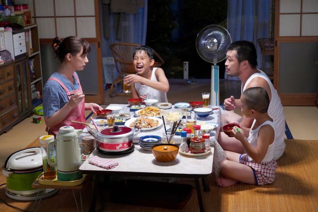 草なぎ剛、子役と笑顔！『サバカン SABAKAN』場面写真12枚（3枚目）