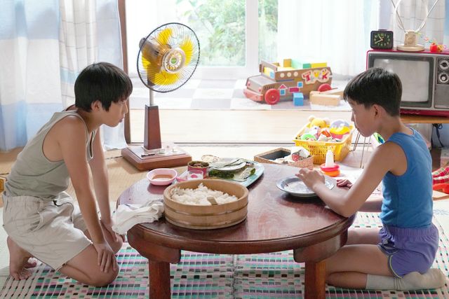 草なぎ剛、子役と笑顔！『サバカン SABAKAN』場面写真12枚（9枚目）