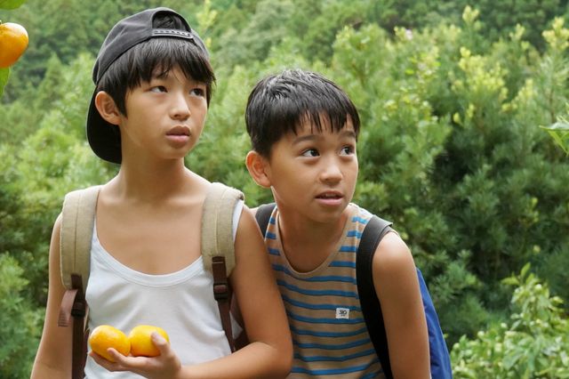 草なぎ剛、子役と笑顔！『サバカン SABAKAN』場面写真12枚（11枚目）