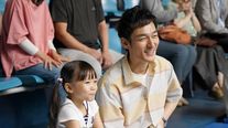 草なぎ剛、子役と笑顔!『サバカン SABAKAN』場面写真12枚