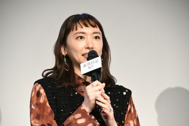 新垣結衣、オン眉＆指輪キラリ！夏帆と『違国日記』舞台あいさつ登壇（13枚目）