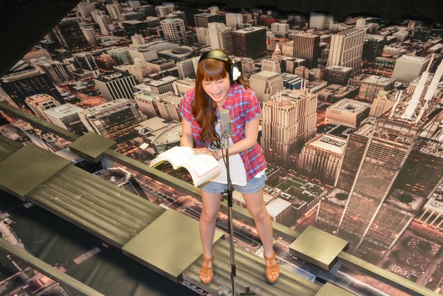 中川翔子、最新デザインのオプティマスプライム＆バンブルビーに囲まれ大興奮！　画像ギャラリー：フォトギャラリー