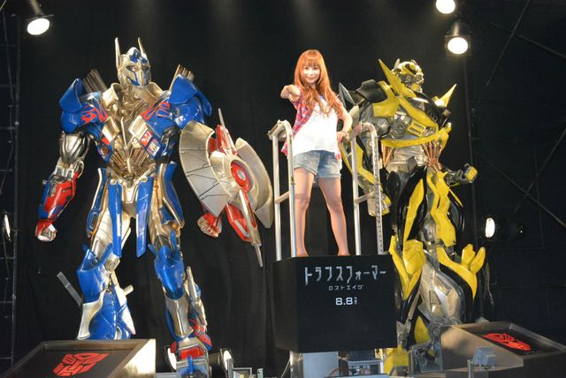 中川翔子、最新デザインのオプティマスプライム＆バンブルビーに囲まれ大興奮！　画像ギャラリー（3枚目）