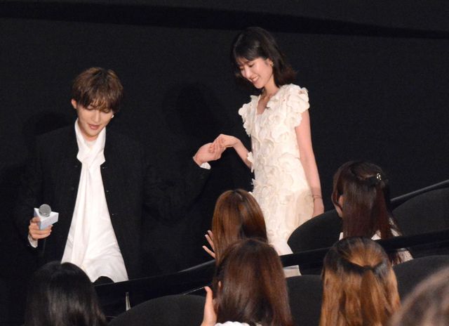 客席で福本莉子をエスコートする八木勇征