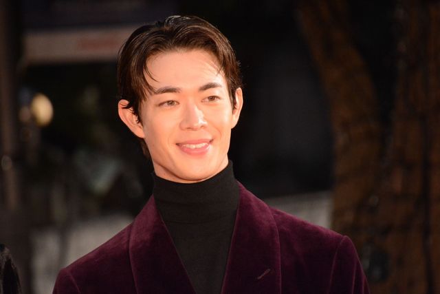 鈴木亮平＆宮沢氷魚、仲良くレッドカーペット登場！：フォトギャラリー