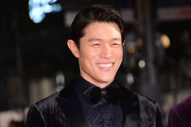 鈴木亮平＆宮沢氷魚、仲良くレッドカーペット登場！（2枚目）