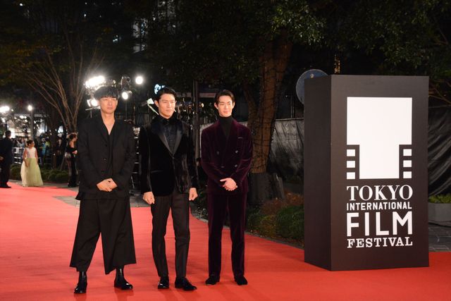 鈴木亮平＆宮沢氷魚、仲良くレッドカーペット登場！（4枚目）