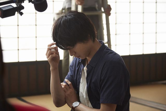 山崎賢人、推理中はいつでもこのポーズ『氷菓』メイキング！（3枚目）