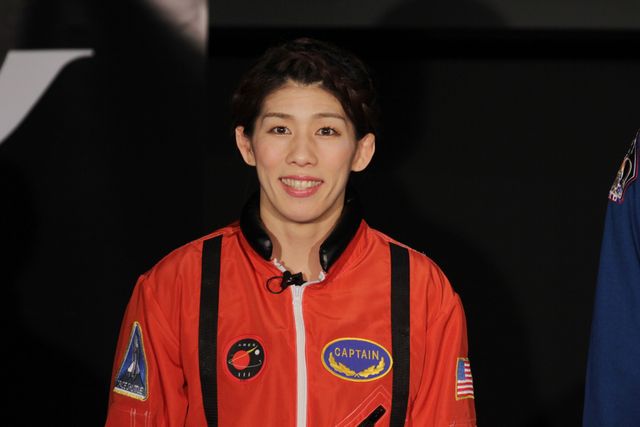 吉田沙保里選手が宇宙服を着て登場：フォトギャラリー