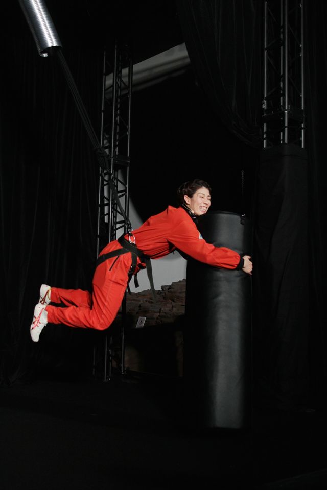 吉田沙保里選手が宇宙服を着て登場（2枚目）