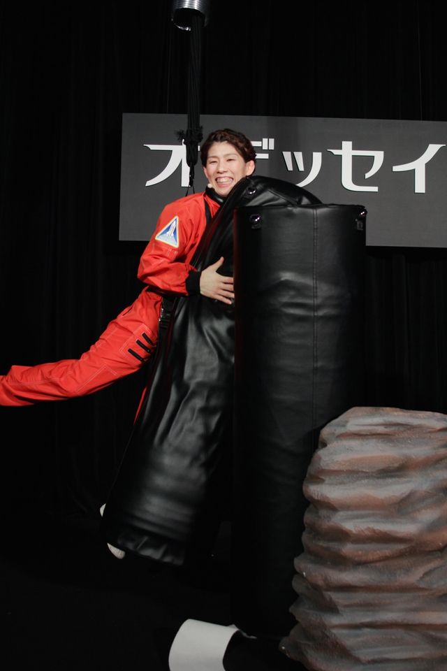 吉田沙保里選手が宇宙服を着て登場（3枚目）
