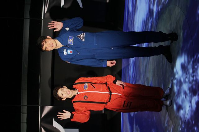 吉田沙保里選手が宇宙服を着て登場（8枚目）