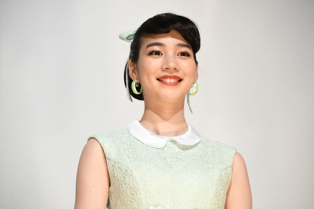 のん、昭和レトロなワンピース姿がキュート！『星屑の町』完成披露上映会：フォトギャラリー