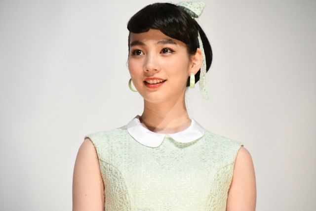 のん、昭和レトロなワンピース姿がキュート！『星屑の町』完成披露上映会（4枚目）