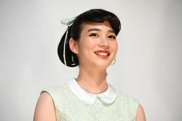 のん、昭和レトロなワンピース姿がキュート！『星屑の町』完成披露上映会（13枚目）