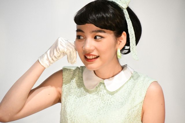のん、昭和レトロなワンピース姿がキュート！『星屑の町』完成披露上映会（17枚目）