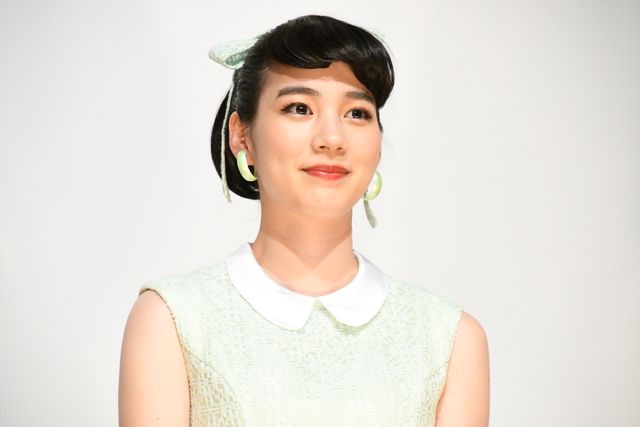 のん、昭和レトロなワンピース姿がキュート！『星屑の町』完成披露上映会（18枚目）