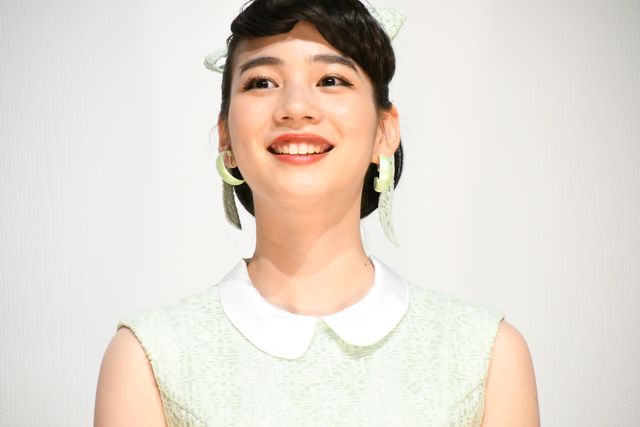 のん、昭和レトロなワンピース姿がキュート！『星屑の町』完成披露上映会（27枚目）