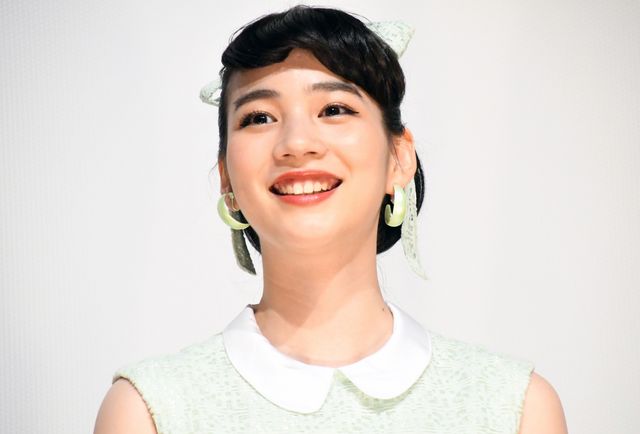 のん、昭和レトロなワンピース姿がキュート！『星屑の町』完成披露上映会（28枚目）