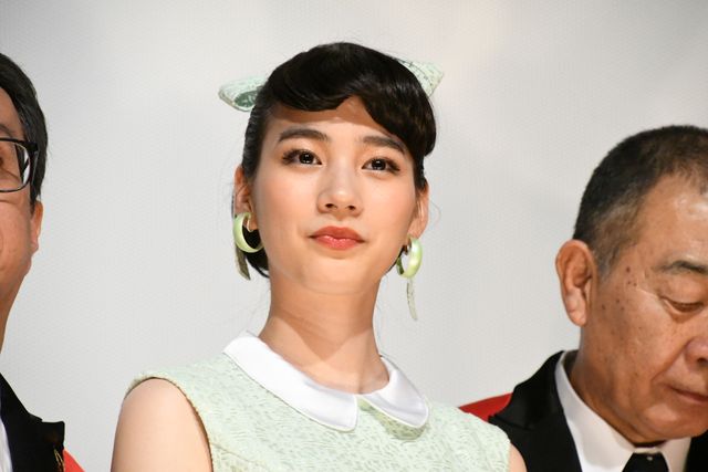 のん、昭和レトロなワンピース姿がキュート！『星屑の町』完成披露上映会（31枚目）