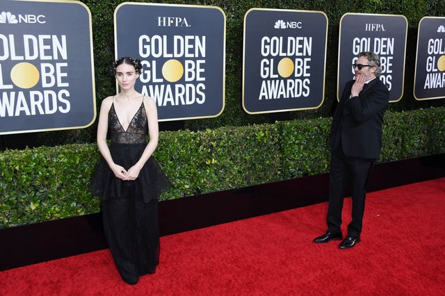 ルーニー・マーラを愛しげに見つめるホアキン・フェニックス（2枚目）