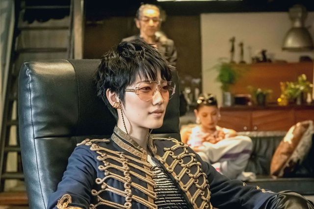 「パリピ孔明」第7話より、七海ひろき、内藤秀一郎、DJ KOOらゲスト出演シーン：フォトギャラリー