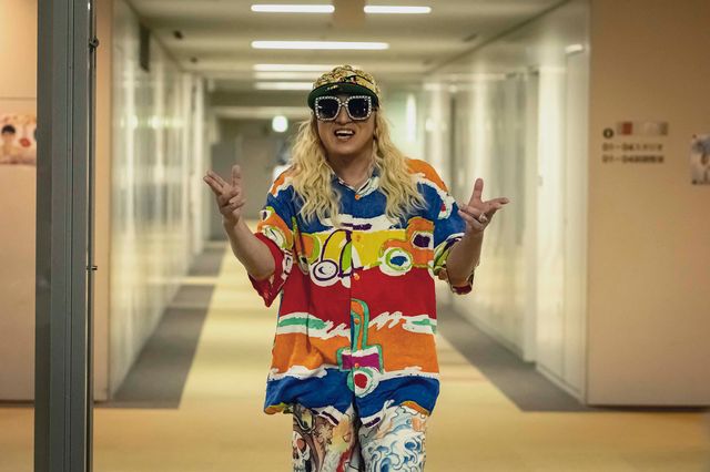 「パリピ孔明」第7話より、七海ひろき、内藤秀一郎、DJ KOOらゲスト出演シーン（6枚目）