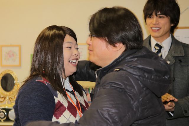 渡辺直美ハグ！テレビドラマ「五つ星ツーリスト」クランクアップフォトギャラリー：フォトギャラリー