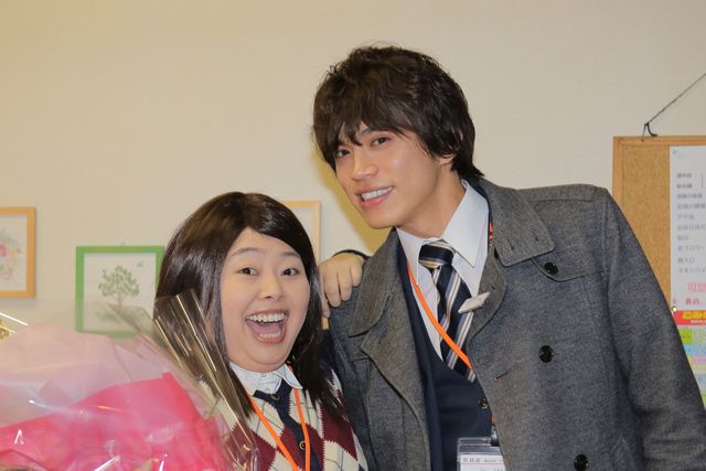 渡辺直美ハグ！テレビドラマ「五つ星ツーリスト」クランクアップフォトギャラリー（2枚目）