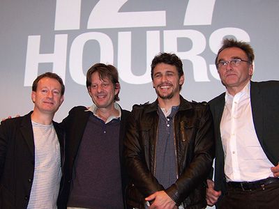 （左から）脚本家サイモン・ボーフォイ、プロデューサーのクリスチャン・コルソン、主演ジェームズ・フランコ、ダニー・ボイル監督