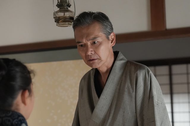 【画像8枚】朝ドラ「ブラッサム」清治（渡部篤郎）がにらんで…第5回場面写真：フォトギャラリー