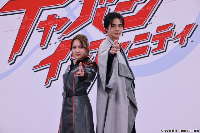 天羽琉唯役の入山杏奈（左）＆ギャバン・ブシドー／哀哭院刹那役の赤羽流河（右）